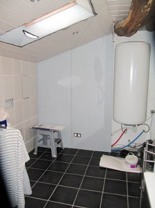 Bad mit grauer Wand