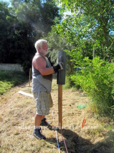 Einschlagen der Zaunpfähle